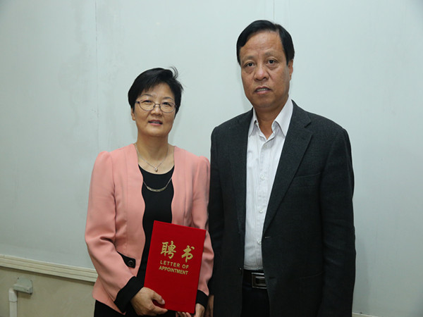 省康复医学会副主委韦俊荣向新一届主委颁发聘书_副本.jpg