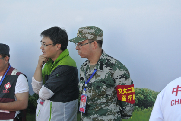 队员刘昕担任专家评委进行打分.jpg