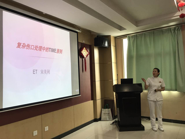 我院门诊换药室宋美利副主任护师授课.jpg