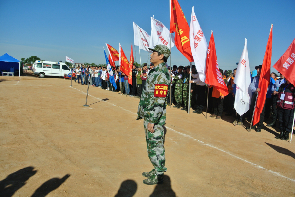 向主席台汇报集结情况.jpg