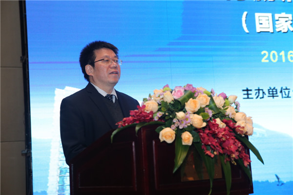 1.王进海教授主持大会.jpg