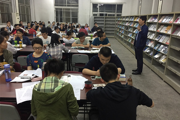 滕书记到自习室看望同学_副本.jpg