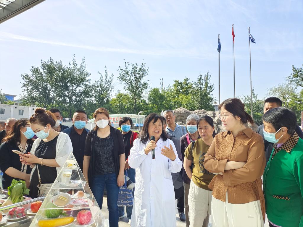 刘红梅主任讲解《中国居民膳食指南（2022）》.jpg