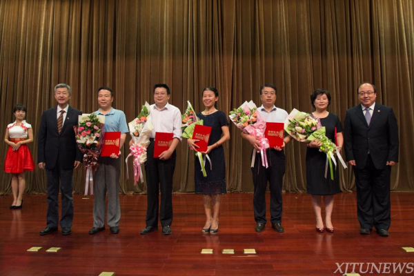 巩守平书记代表我院上台领取省级师德先进集体奖.jpg
